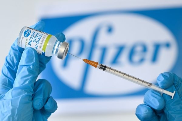 Anh là nước đầu tiên phê duyệt vắc-xin COVID-19 do Pfizer sản xuất Ảnh: Marketplace