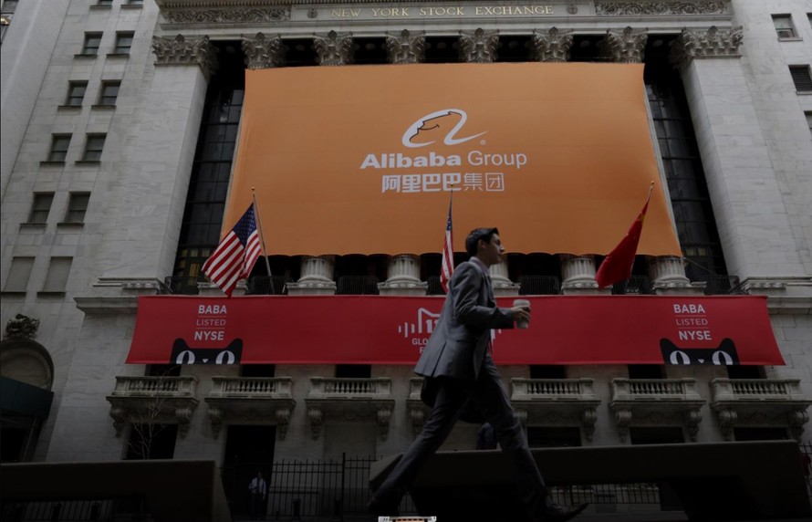 Biển hiệu của Alibaba trước Sở Giao dịch Chứng khoán New York ngày 11/11/2015 Ảnh: REUTERS