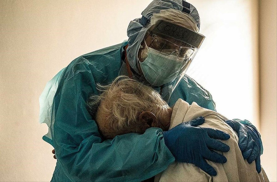 Bức ảnh nổi tiếng của Go Nakamura ghi lại cái ôm của bác sĩ Joseph Varon (Texas, Mỹ) dành cho một bệnh nhân COVID đòi về nhà với vợ trong lễ Tạ ơn