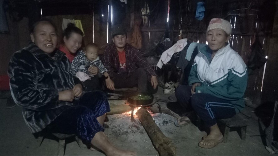 Người dân bản Ché Lầu, xã Na Mèo, huyện Quan Sơn sưởi ấm bên bếp lửa trong khi giá rét kéo dài. Ảnh: Hoàng Lam 