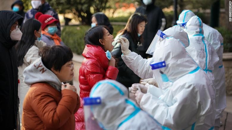 Cư dân ở thành phố Thạch Gia Trang xét nghiệm coronavirus hôm 6/1 trong bối cảnh dịch bệnh bùng phát tại địa phương