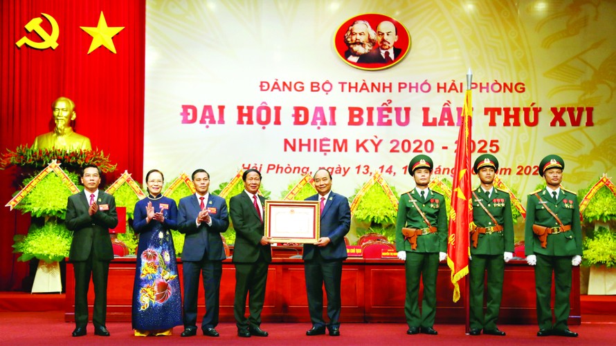 Thủ tướng Nguyễn Xuân Phúc thay mặt lãnh đạo Đảng, Nhà nước trao Huân chương Hồ Chí Minh cho Đảng bộ, chính quyền và nhân dân TP Hải Phòng Ảnh: Haiphong.gov ​