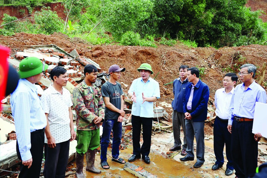 Đồng chí Bùi Văn Cường (đứng giữa), Bí thư Tỉnh ủy thăm vùng thiệt hại do mưa lũ 