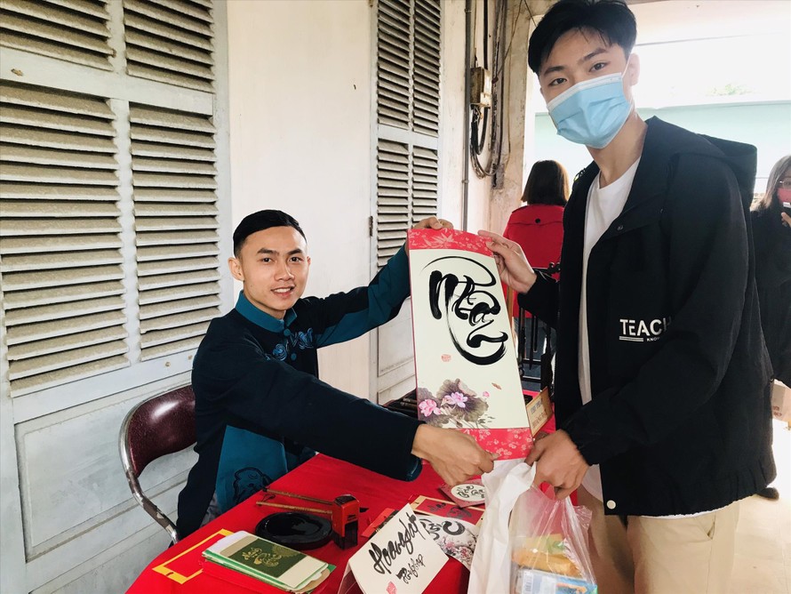 Hoàng Ðạt viết tặng thư pháp cho bạn trẻ Ðà Nẵng vừa hiến máu tại Chủ nhật Ðỏ 2021. Ảnh: Lãnh Ðoàn