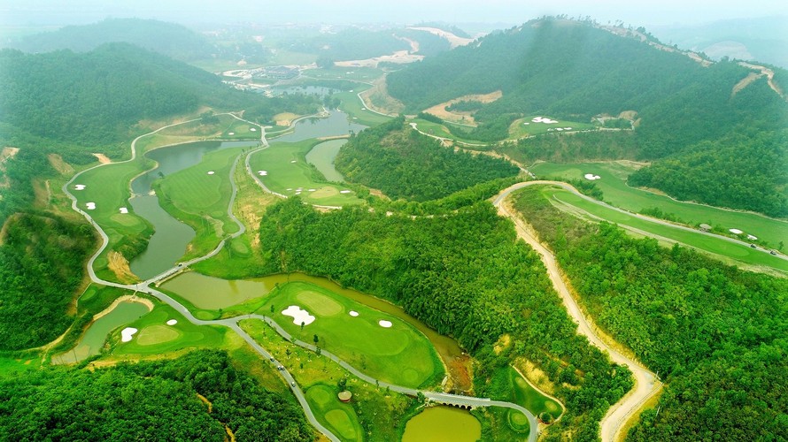Geleximco Hilltop Valley Golf Club nằm tại vị trí có ưu thế lớn về địa hình