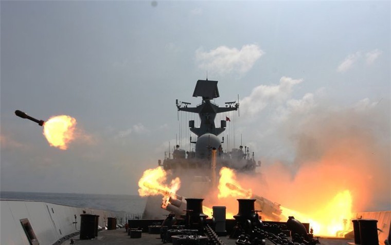 Tàu chiến Trung Quốc tập trận bắn đạn thật trên Biển Ðông (thời điểm không xác định). Ảnh: PLA Daily ​