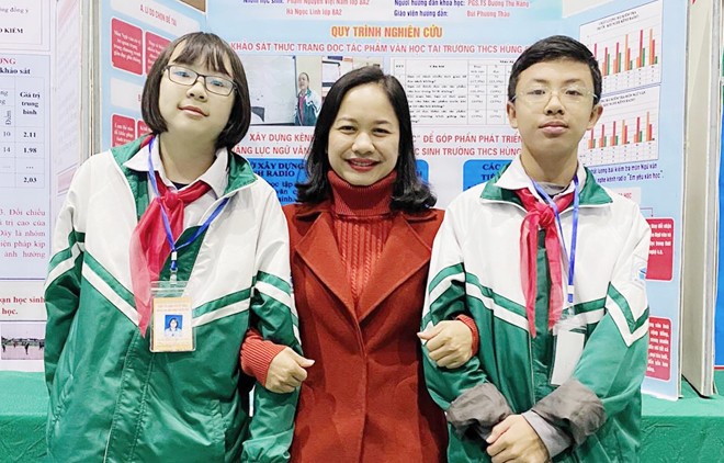 PGS. TS Dương Thu Hằng (giữa) cùng hai học sinh lớp 8 
