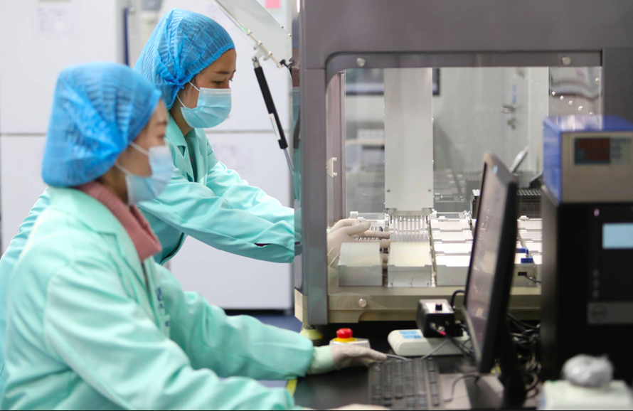 Các kỹ thuật viên làm việc tại phòng thí nghiệm gien của BGI ở Côn Minh, tỉnh Vân Nam, năm 2018. Ảnh: Reuters