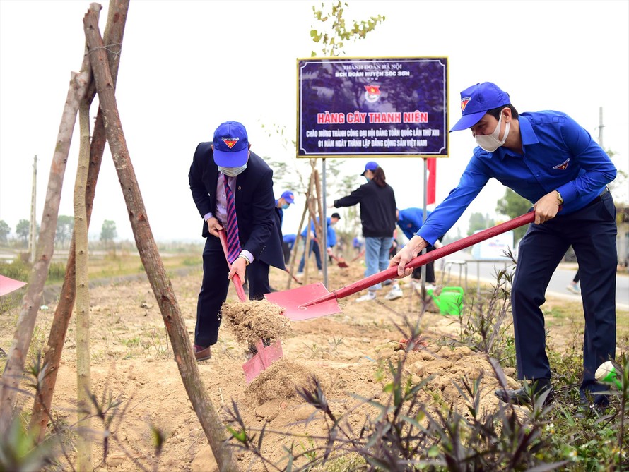 Bí thư Thường trực T.Ư Ðoàn Bùi Quang Huy (bên phải) tham gia trồng cây tại xã Minh Phú, huyện Sóc Sơn, Hà Nội. Ảnh: Xuân Tùng