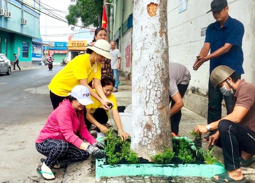 Không chỉ dọn rác, người dân còn trồng cây để tạo mảng xanh cho khu dân cư