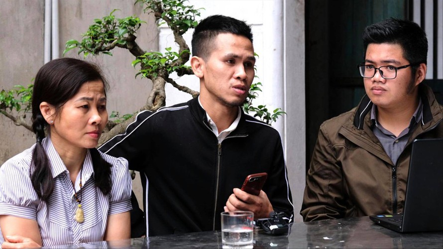 Nguyễn Ngọc Mạnh và mẹ giao lưu trực tuyến với độc giả Tiền Phong. Ảnh: Mạnh Thắng