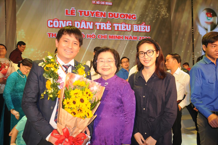 Cha đẻ” ATM gạo Hoàng Tuấn Anh cùng vợ chụp ảnh với nguyên Phó Chủ tịch nước Trương Mỹ Hoa trong buổi nhận danh hiệu Công dân trẻ tiêu biểu TPHCM năm 2020