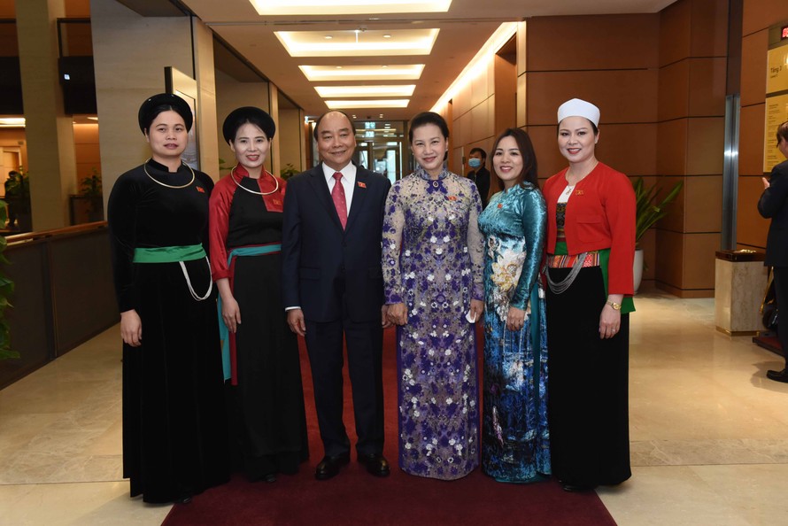  Thủ tướng Nguyễn Xuân Phúc, Chủ tịch Quốc hội Nguyễn Thị Kim Ngân cùng các đại biểu bên hành lang Ảnh: Nhật Minh
