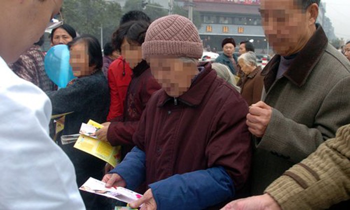 Nhiều người Trung Quốc, kể cả người già, công nhân ngoại tỉnh đến lấy bao cao su miễn phí ở tỉnh Tứ Xuyên. Ảnh: CFP 