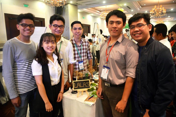 Nhóm tác giả dự án làm từ thiện trên ứng dụng Lalas tại ngày hội Vietnam Startup Day 2018. Ảnh: NVCC 