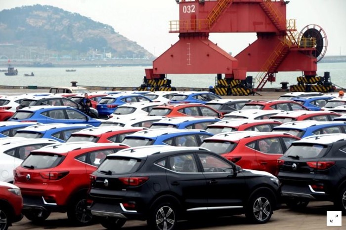 Các xe hơi thể thao đang chờ đợi nhập cảnh tại cảng Giang Tô, Trung Quốc từ tháng 8. Ảnh: Reuters