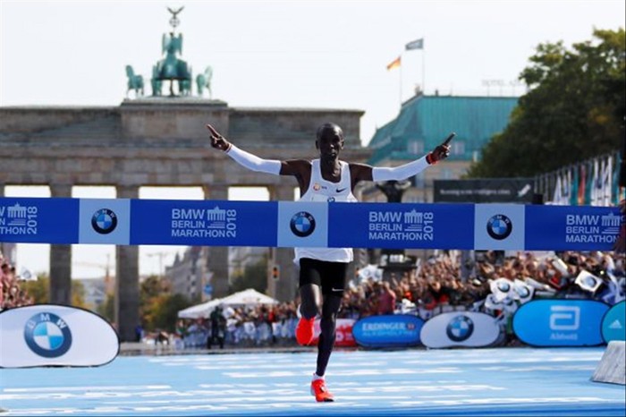 Kipchoge trước thời điểm cán đích Berlin Marathon 2018 và lập nên kỷ lục thế giới mới 