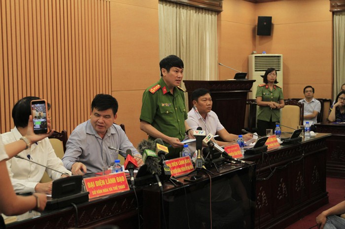 Phó Giám đốc Công an thành phố Hà Nội Nguyễn Văn Viện trả lời báo chí 