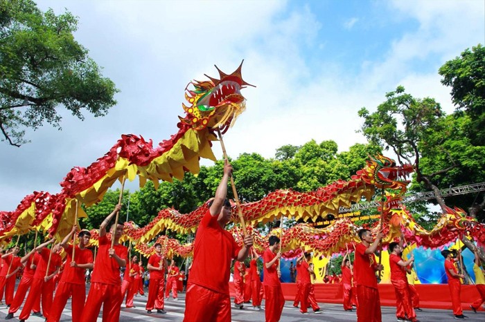  Lễ hội đường phố lớn ở Bờ Hồ kỷ niệm 10 năm Hà Nội mở rộng địa giới hành chính. Ảnh: PHẠM HÙNG