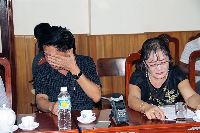 Ông Nguyễn Xuân Nguyên, Giám đốc Công ty Ðại Nguyên Dương bật khóc tại cuộc họp. Ảnh: Tr.Ðịnh ​