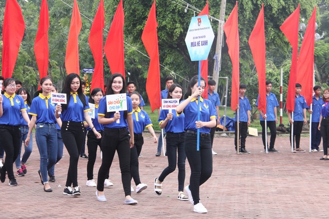 Chiến dịch Thanh niên tình nguyện hè 2018 được Trung ương Đoàn phát động với chủ đề “Tuổi trẻ sáng tạo, tình nguyện vì cộng đồng” diễn ra sáng 2/6/2018, tại TP Tân An (tỉnh Long An). Ảnh: Lâm Hải 