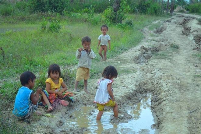 Những đứa trẻ dân tộc Mông thôn Ea Rớt vui chơi bên vệ đường