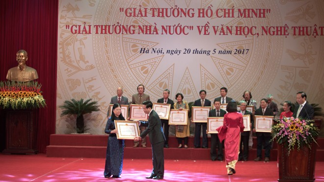Các tác giả được trao tặng giải thưởng Hồ Chí Minh, giải thưởng Nhà nước về văn học nghệ thuật năm 2016. Ảnh: Nhật Minh ​