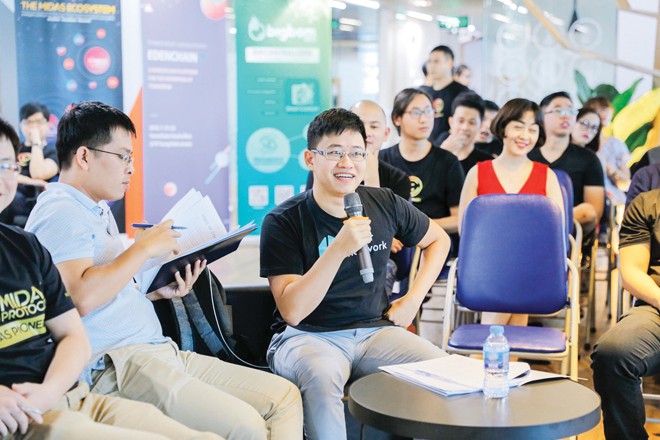 Trần Huy Vũ chia sẻ câu chuyện về Kyber Network tại một sự kiện 
