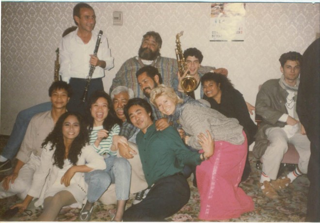Quang Thọ (áo xanh) cùng các nghệ sĩ Venezuela tại LH Nghệ thuật Mùa Xuân Bình Nhưỡng 1989. Ảnh: NVCC