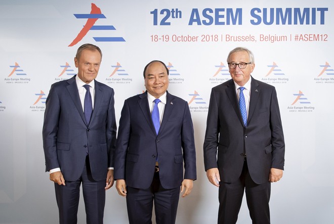 Á - Âu ứng phó các thách thức toàn cầuChủ tịch Hội đồng châu Âu Donald Tusk và Chủ tịch Ủy ban châu Âu Jean-Claude Juncker đón Thủ tướng Nguyễn Xuân Phúc tới dự ASEM 12. Ảnh: VGP