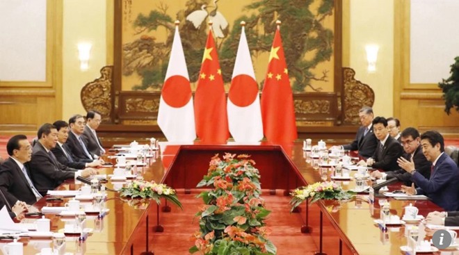 Hai Thủ tướng Nhật Bản và Trung Quốc lần đầu tiên hội đàm tại Bắc Kinh sau 7 năm quan hệ căng thẳng. Ảnh: Getty Images
