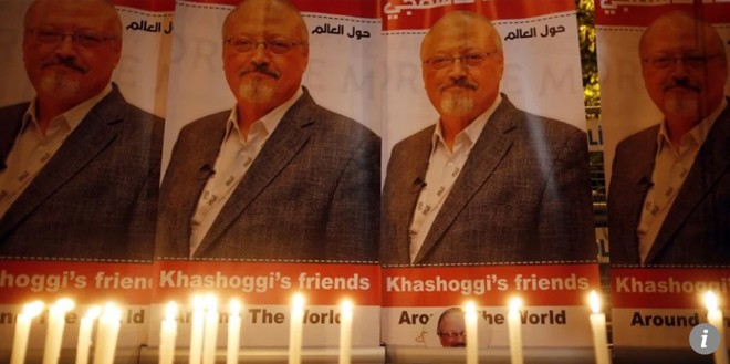 Nến được thắp trước những bức ảnh của nhà báo Khashoggi trước cổng Lãnh sự quán Ả rập Xê út tại Istanbul, Thổ Nhĩ Kỳ. Ảnh: Getty Images 