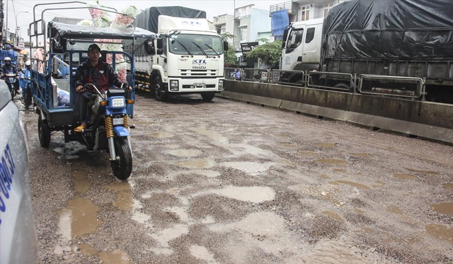 Quốc lộ 1A đoạn qua địa bàn tỉnh Bình Định bị xuống cấp nghiêm trọng chỉ sau vài cơn mưa đầu mùa tháng 10 vừa qua. Ảnh: Tr. Định