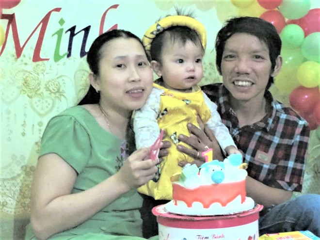 Vợ chồng chị Trần Hoàng Ngọc Nhung luôn nở nụ cười viên mãn hạnh phúc bên cạnh đứa con thơ lành lặn