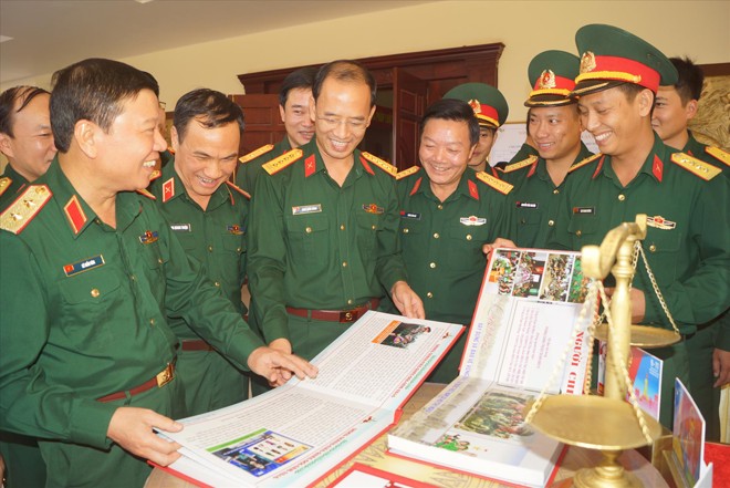 ​Ðại úy Hoàng (ngoài cùng bên phải) giới thiệu bài thi với lãnh đạo, đại biểu về dự lễ tổng kết, trao giải, ngày 1/11. Ảnh: NGUYỄN MINH