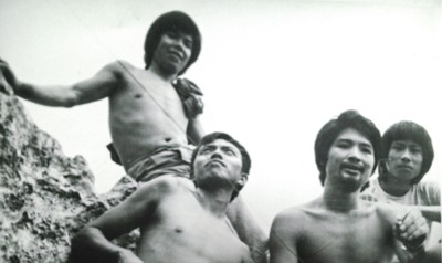 Sỹ quan trẻ Bùi Thuận Hóa (Thu Thủy - dưới, bìa trái) cùng đồng đội trên chốt tiền tiêu Mặt trận Vị Xuyên