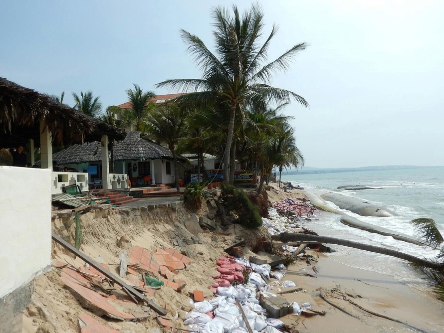 Bãi biển Mũi Né sạt lở mất điểm nghiêm trọng trong mắt du khách 