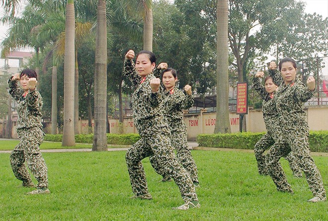 Y sĩ Hồng Dịu (hàng trên, đứng giữa) luyện tập võ thuật cùng đồng đội. ẢNH: P.N.Q.Ð