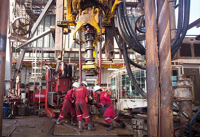 PVN đặt mục tiêu khai thác 12,37 triệu tấn dầu thô. Trong ảnh, người lao động trên giàn khoan