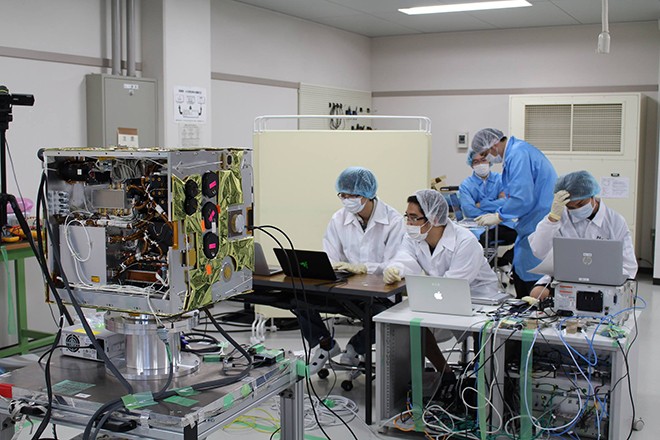 Đội ngũ kỹ sư Việt Nam tham gia tích hợp vệ tinh MicroDragon tại Nhật Bản