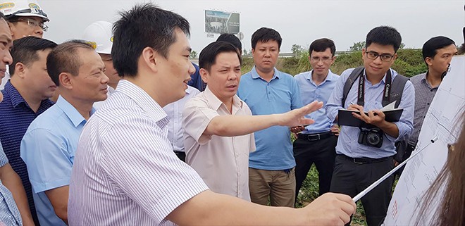 Bộ trưởng GTVT Nguyễn Văn Thể (giữa) kiểm tra Dự án nâng cấp Quốc lộ 1 đoạn Hà Nội - Lạng Sơn tháng 7/2018. Ảnh: MT