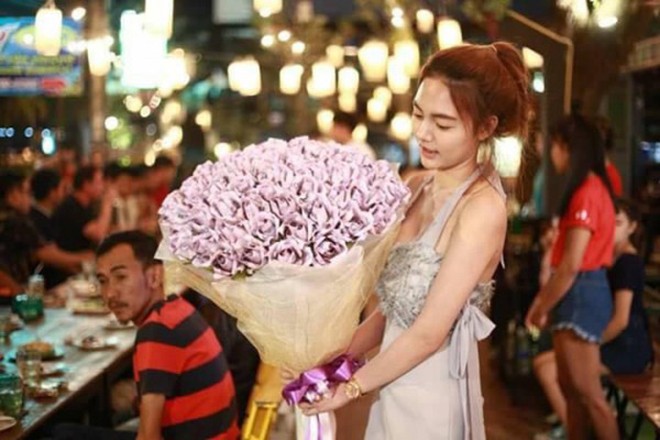 Nàng 9x Thái Lan từng nổi tiếng vì tặng bạn trai bó hoa lớn được kết bằng tiền