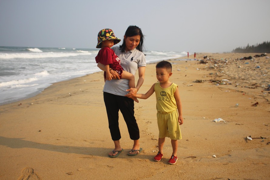 Nữ ngư phủ Phạm Thị Huệ cùng 2 con nơi bờ biển chị vừa may mắn thoát chết