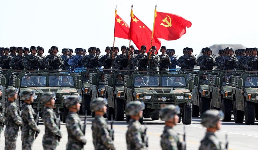 Cuộc diễu binh năm 2017 tại Nội Mông với sự tham gia của 12.000 binh lính. Ảnh: SCMP