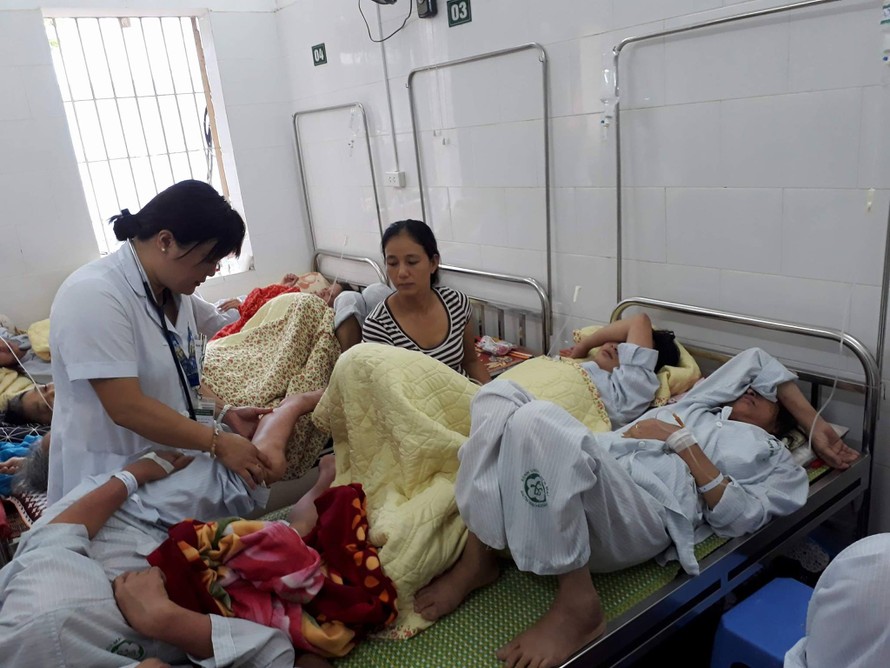 Bệnh nhân điều trị sốt xuất huyết tại BV Bạch Mai, Hà Nội. Ảnh: Minh Châu