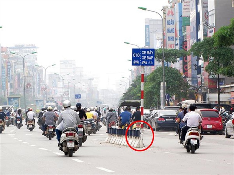 Nhiều tai nạn từng xảy ra khi Hà Nội phân làn ô tô, xe máy trên một số tuyến phố với giải phân cách cứng hồi năm 2011. Ảnh phân làn trên phố Xã Ðàn và phố Huế: Tuấn Nguyễn ​