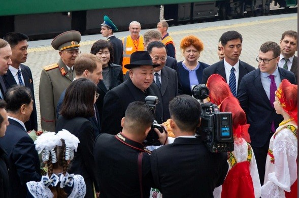 Ông Kim được chào đón bằng bánh mì và muối theo truyền thống của Nga. Ảnh: Reuters
