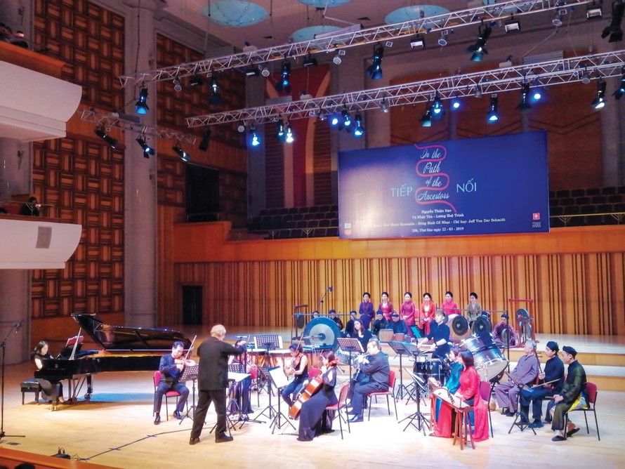 Buổi biểu diễn “Tiếp nối” của Vũ Nhật Tân và Ðông Kinh cổ nhạc được dư luận đánh giá cao. Ảnh: Anh Tuấn 