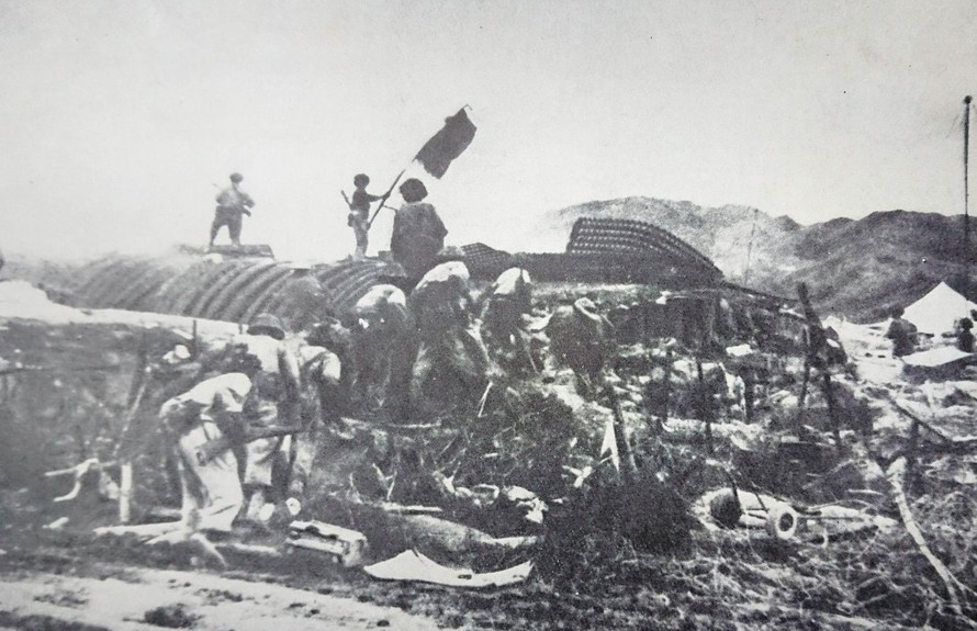 Lá cờ "Quyết chiến quyết thắng" của quân đội nhân dân Việt Nam phất cao trên hầm De Castries, kết thúc cuộc chiến tranh xâm lược ở Ðông Dương
