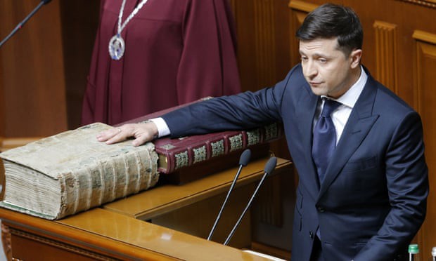 Tân tổng thống Ukraine Volodymyr Zelenskiy tuyên thệ nhậm chức ngày 20/5. Ảnh: The Guardian ​